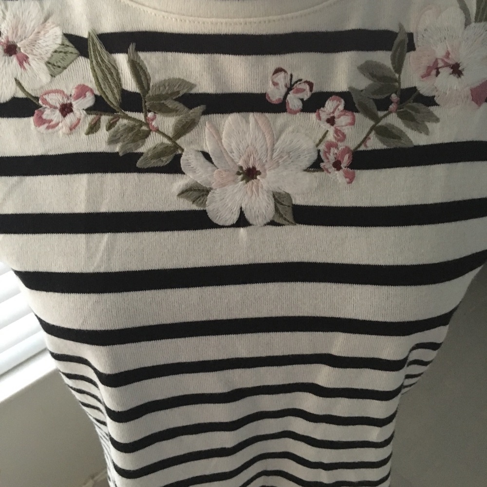 Kate Spade ♠️ Embroidered Floral Stripe Ruffle Tee - Picture 2 of 7